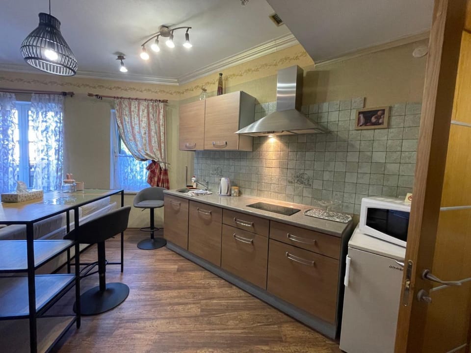 Kitchen or kitchenette, Dining area, stove