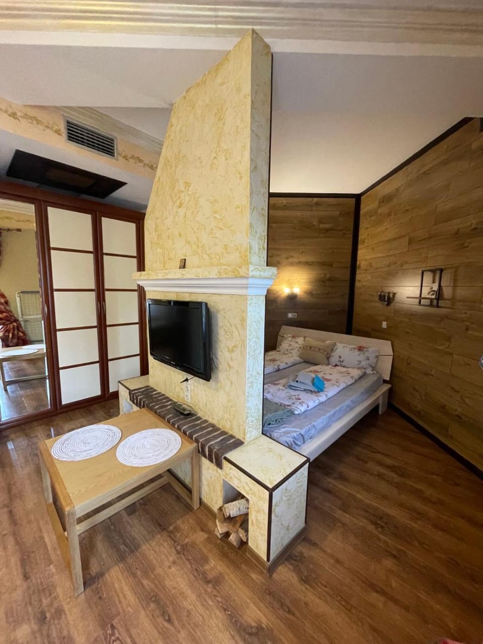 Bed, TV and multimedia, Bedroom