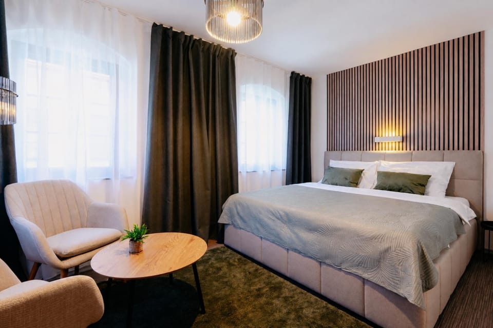 Bed, Photo of the whole room, Seating area, Bedroom