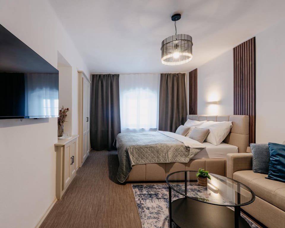 Bed, TV and multimedia, Seating area, Bedroom