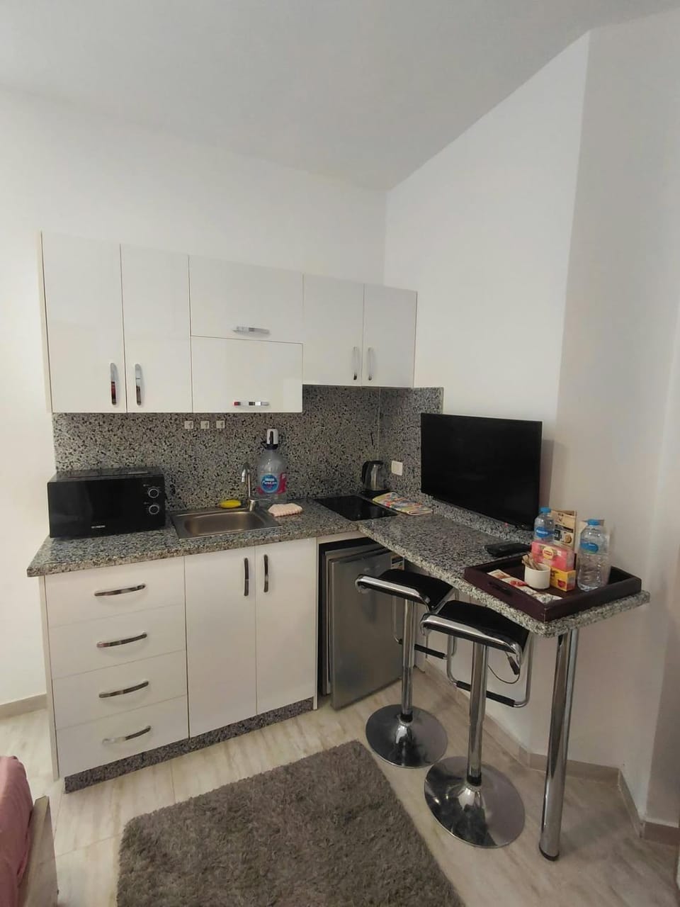Kitchen or kitchenette, minibar, stove
