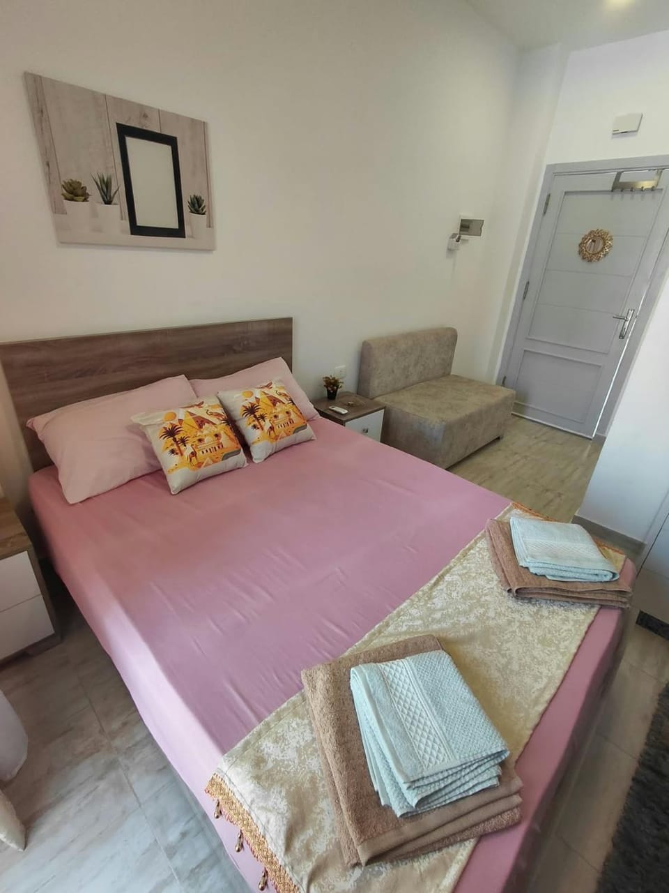 Bed, Living room, Photo of the whole room, Seating area, Bedroom