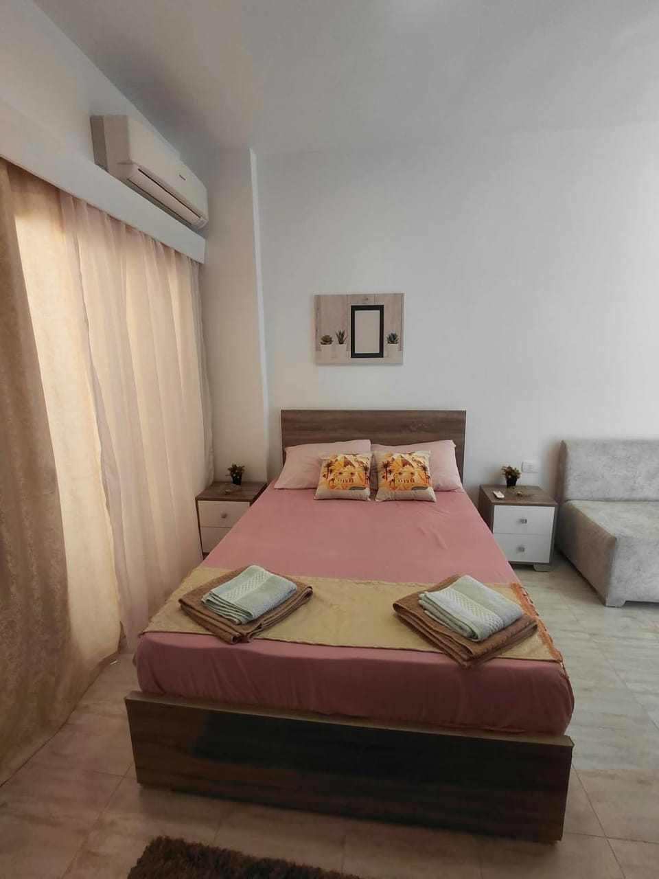 Bed, Living room, Photo of the whole room, Seating area, Bedroom, towels, air conditioner