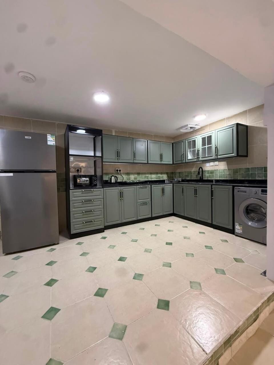 Kitchen or kitchenette, microwave, washing machine