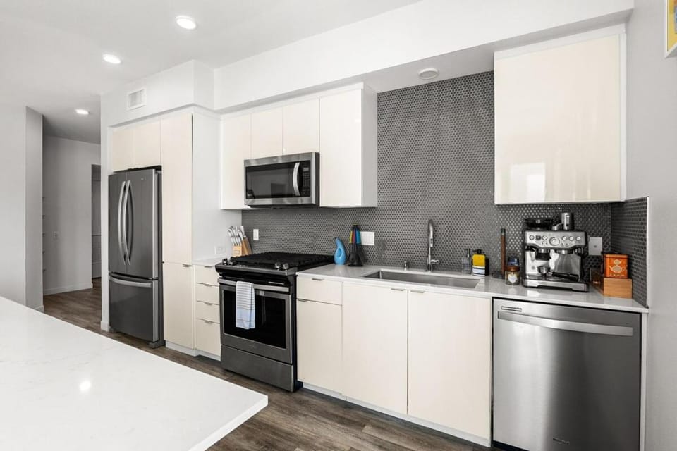 Modern 2BR Oasis - Prime Location & Luxury Apartment in Marina del Rey
