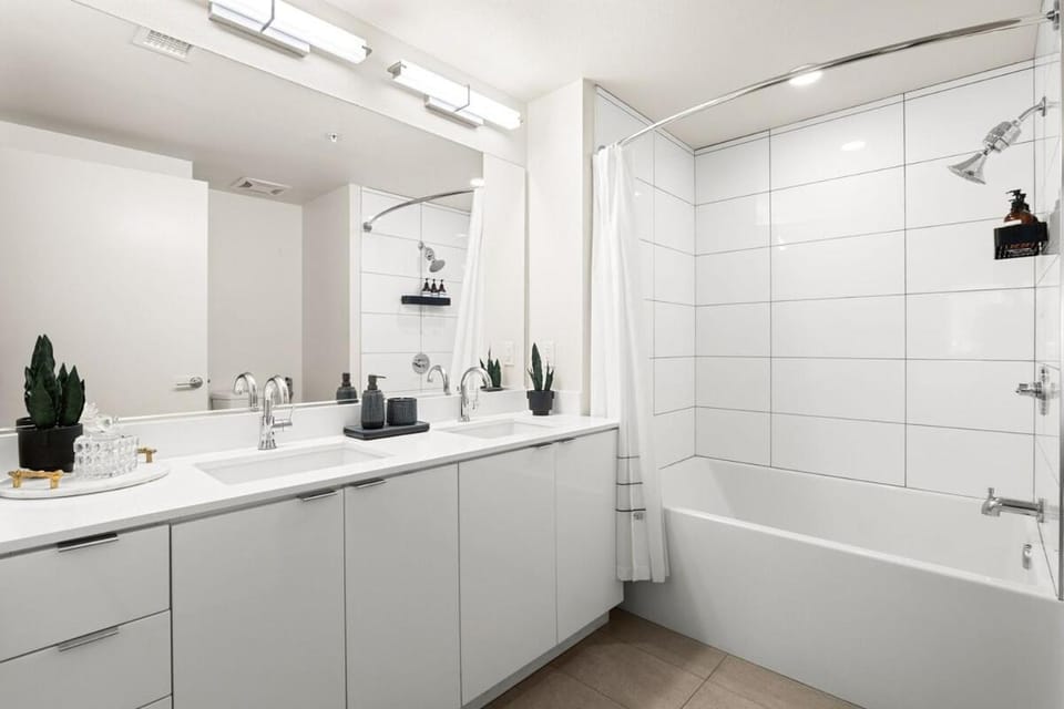 Modern 2BR Oasis - Prime Location & Luxury Apartment in Marina del Rey