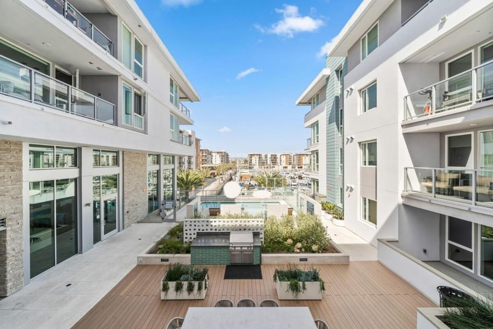 Modern 2BR Oasis - Prime Location & Luxury Apartment in Marina del Rey