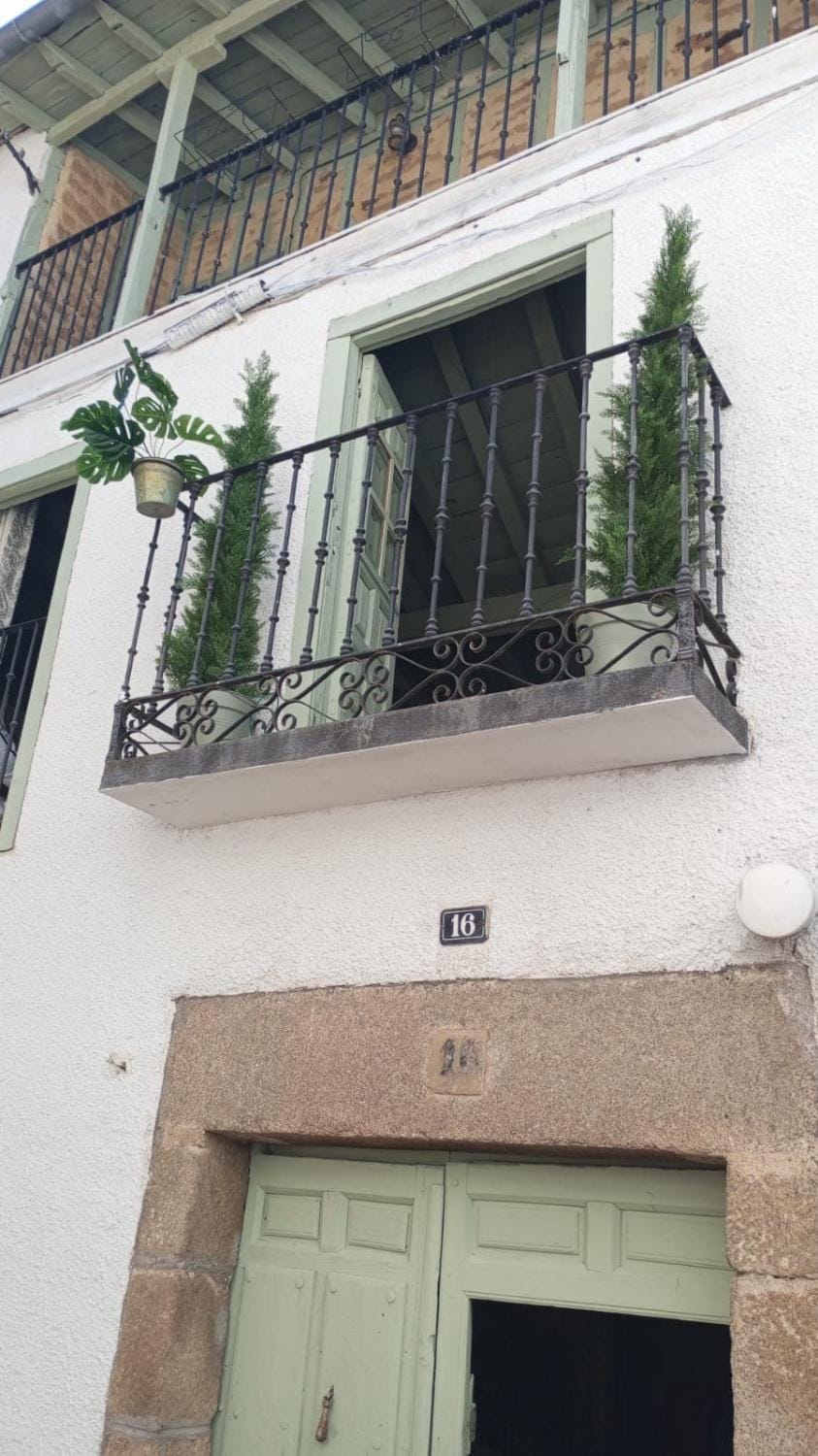 Casa de la Cueva House in Candeleda