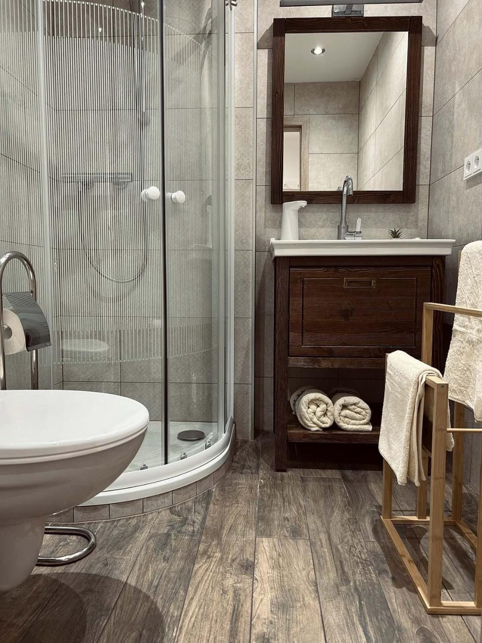 Shower, Toilet, Bathroom, towels