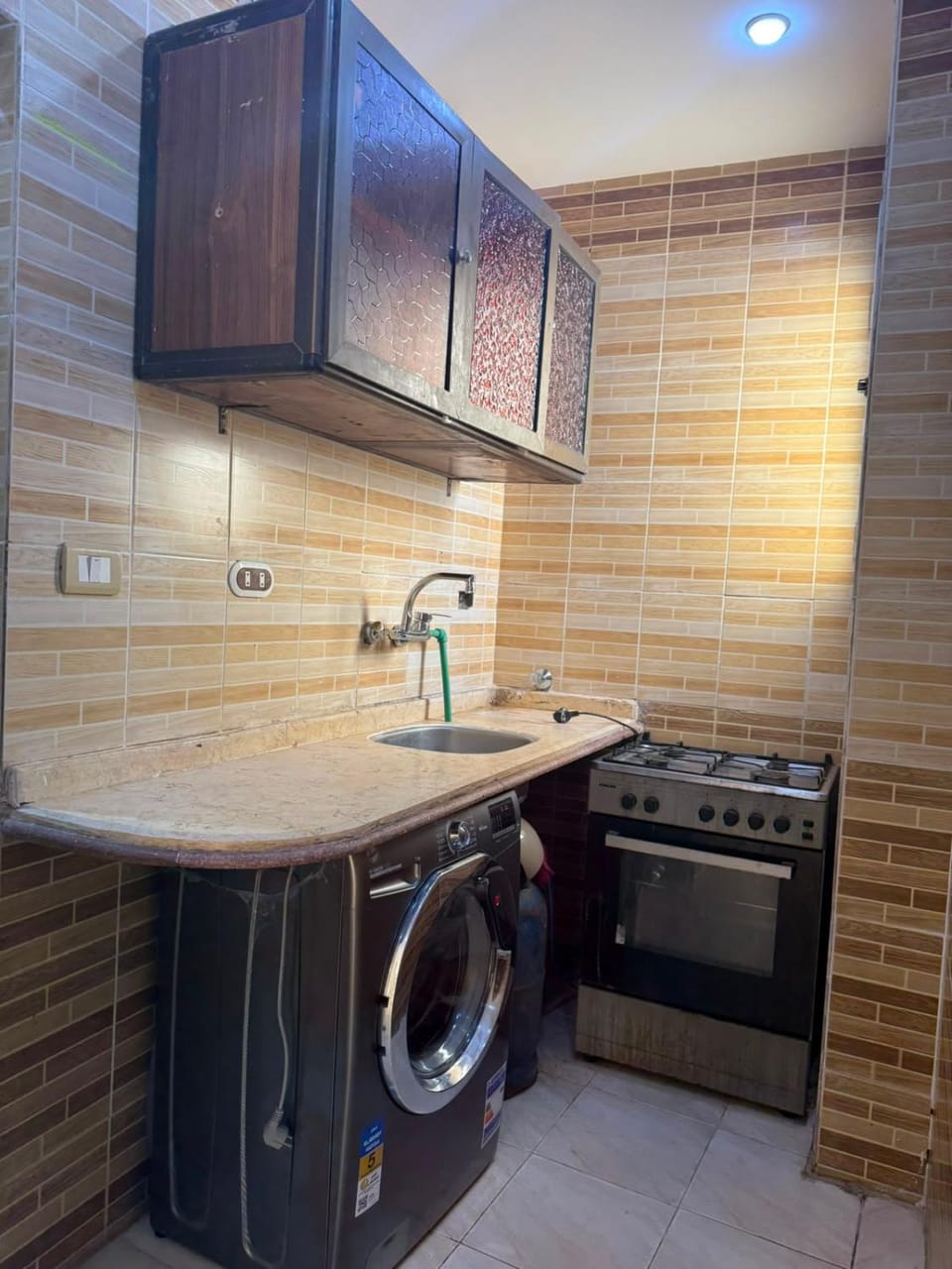 Kitchen or kitchenette, minibar, stove, washing machine
