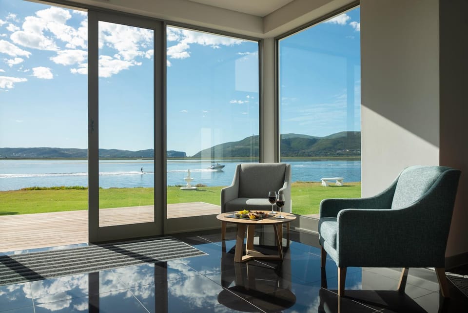 Living room, Lounge or bar, Seating area, Canoeing, Lake view, Landmark view, Alcoholic drinks