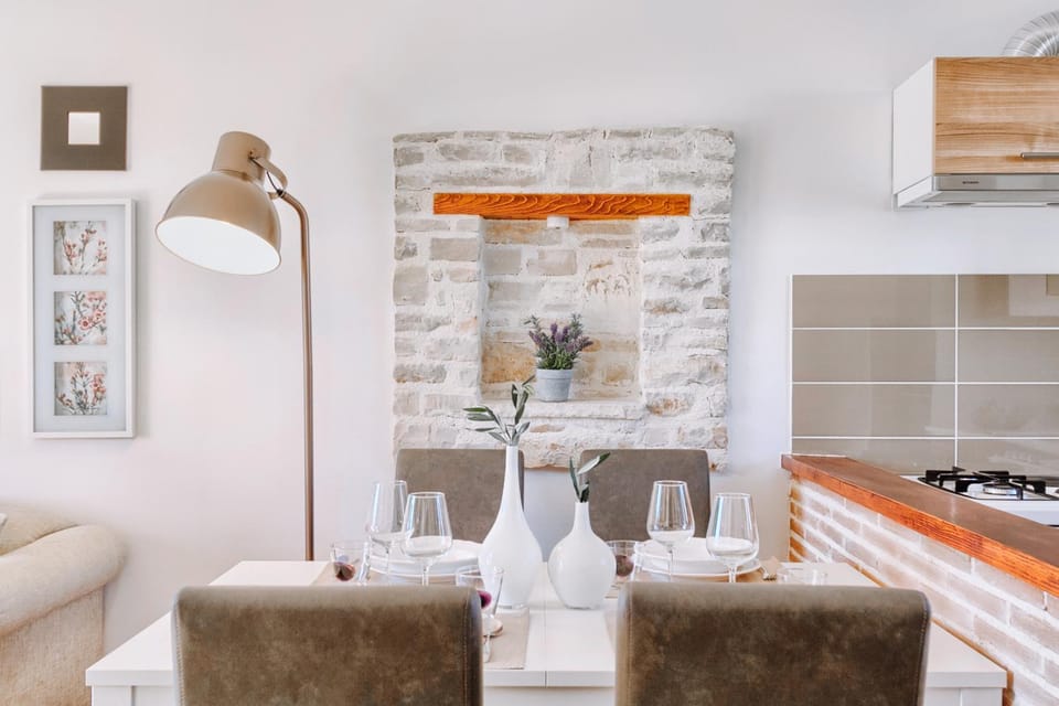 Spring, Day, Seating area, Dining area