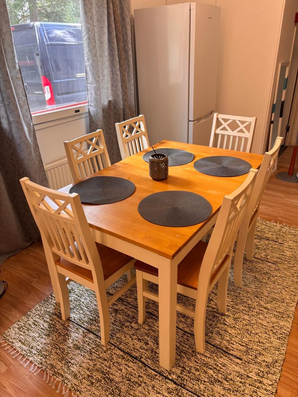 Kitchen or kitchenette, Dining area