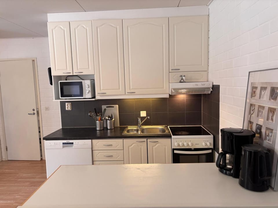 Coffee/tea facilities, Kitchen or kitchenette, dishwasher, oven, stove, toaster