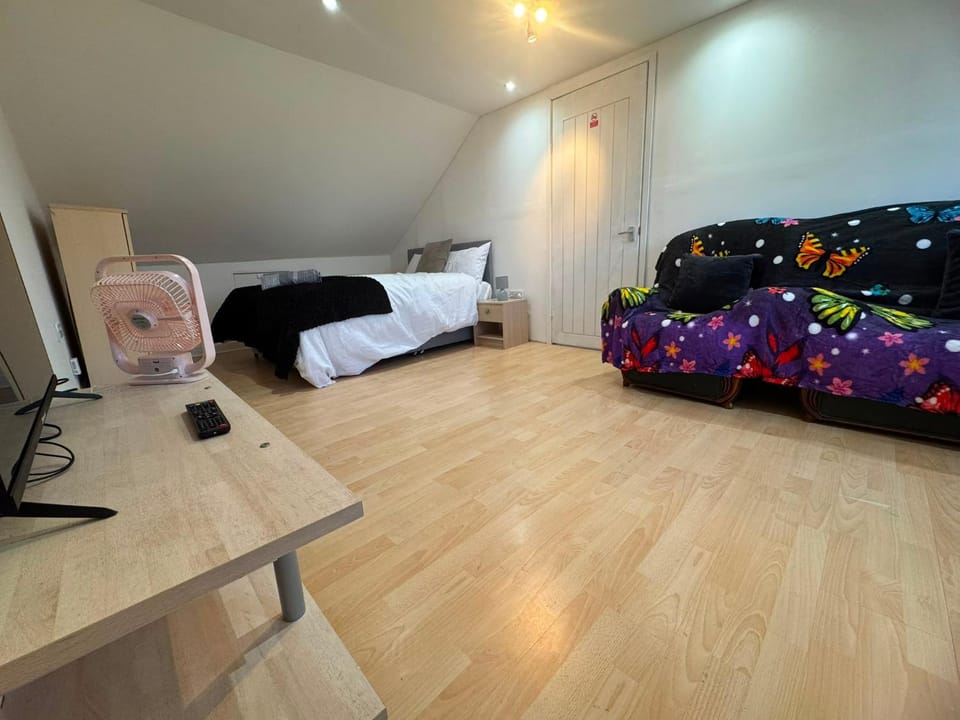 Heathrow Ashford Family Stay Flat 3 Apartment in Staines-upon-Thames