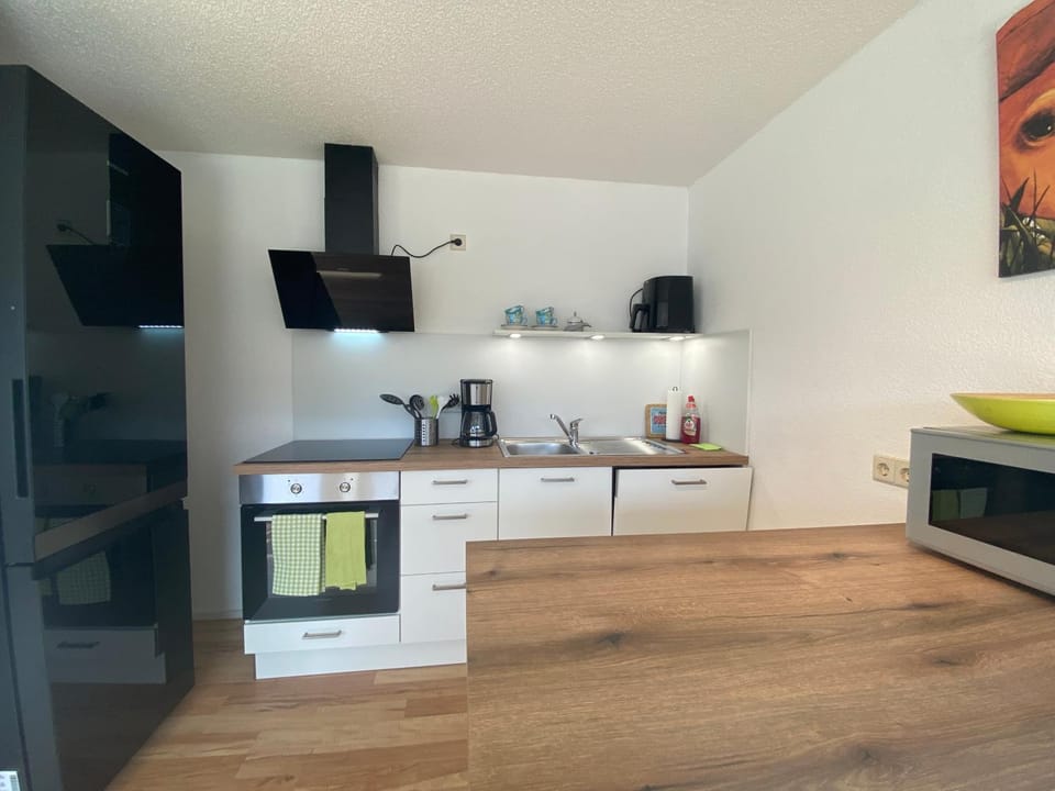 Coffee/tea facilities, Kitchen or kitchenette, oven, stove, toaster