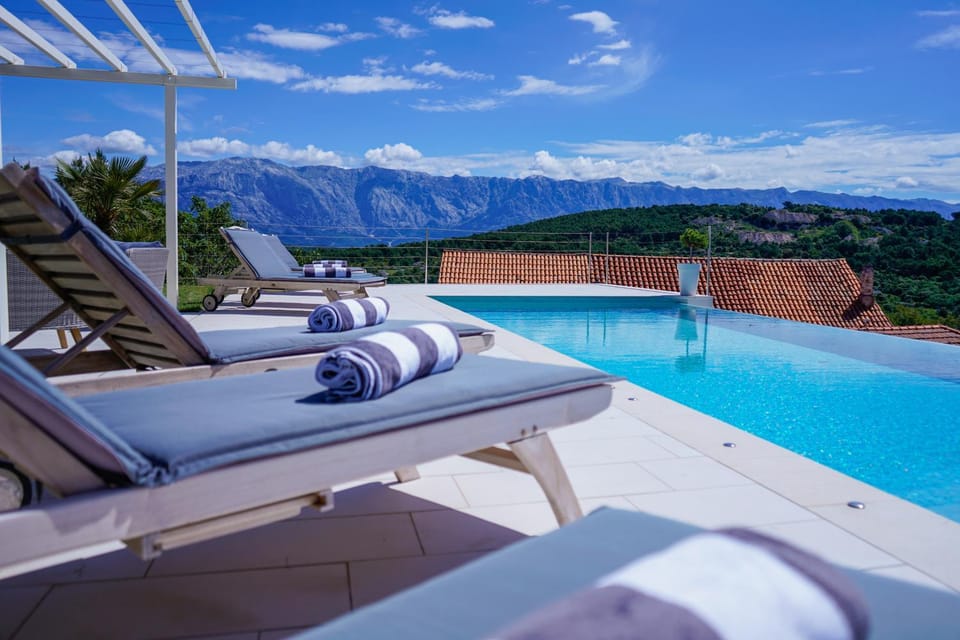 View (from property/room), Mountain view, Pool view, Swimming pool, sunbed