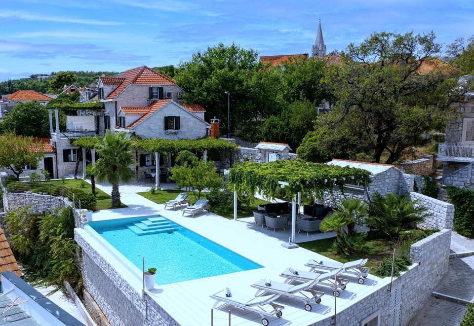 Property building, Garden, Garden view, Pool view, Swimming pool, sunbed