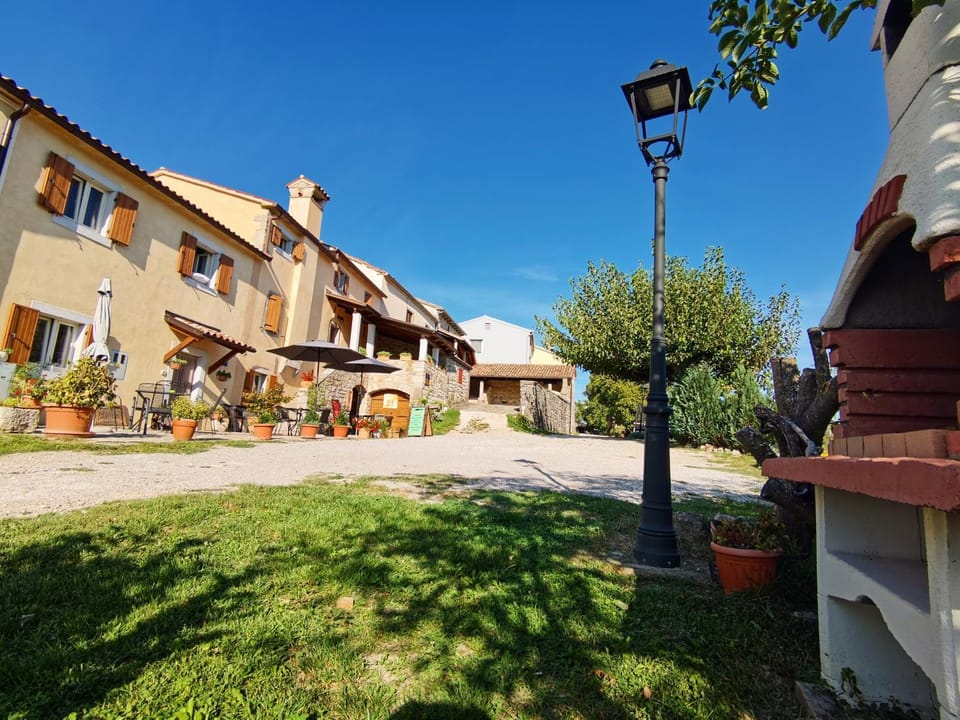 Facade/entrance, Day, Neighbourhood, Natural landscape, BBQ facilities, Garden, On site, City view, Area and facilities, Quiet street view, Inner courtyard view