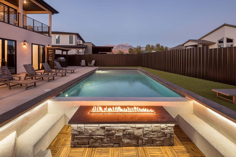 Luxury Moab Oasis Pool Spa & Fire Pit House in Spanish Valley