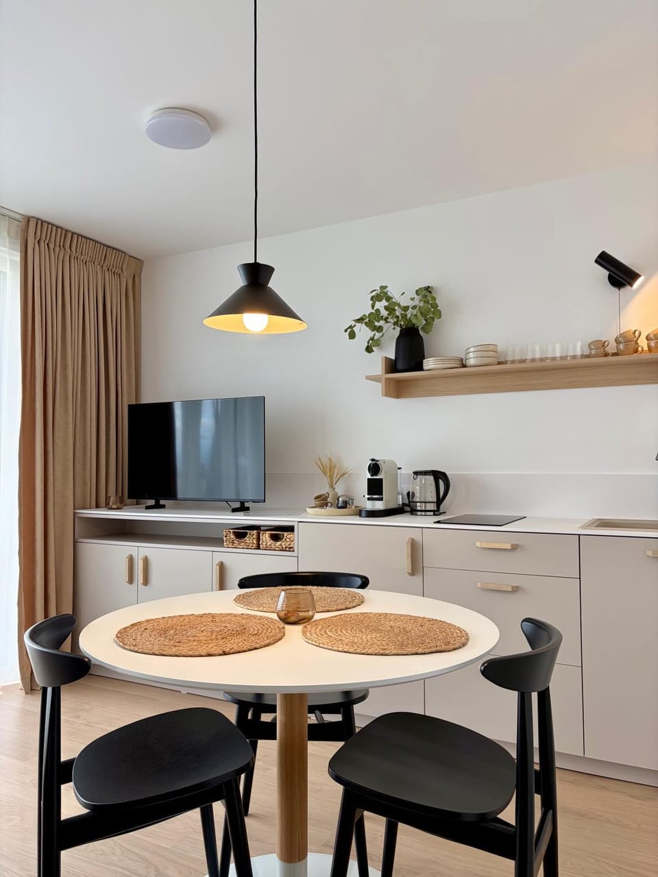 TV and multimedia, Kitchen or kitchenette, Dining area
