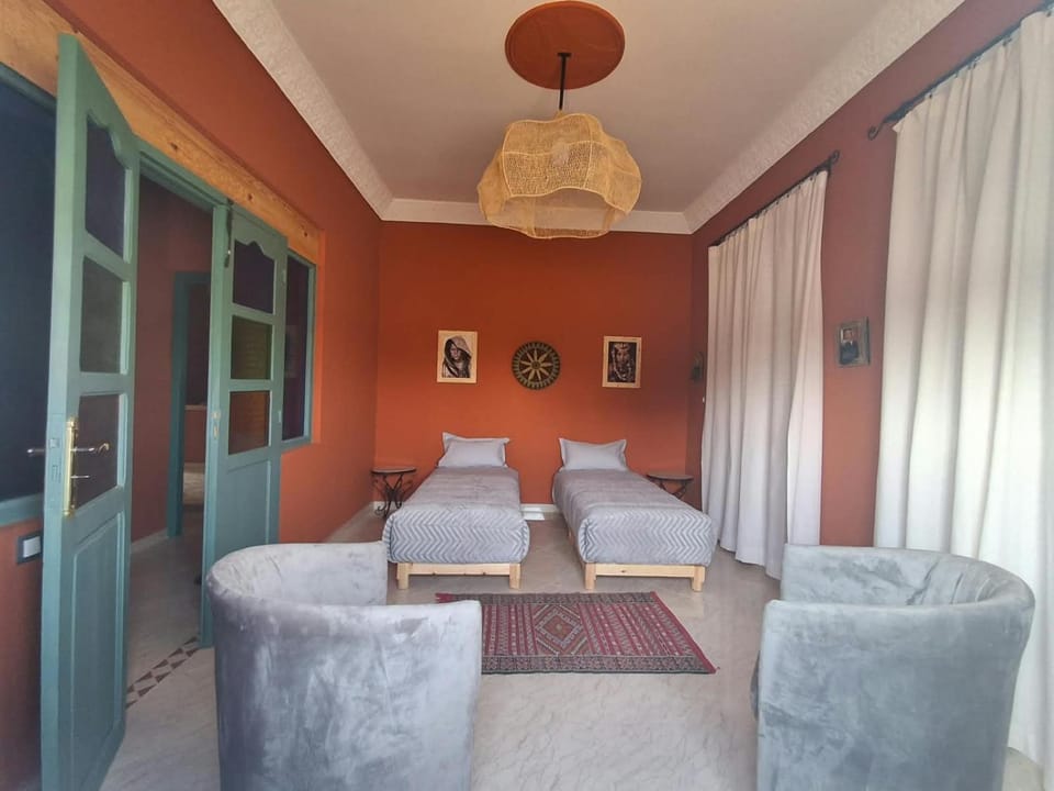 Bed, Living room, Photo of the whole room, Seating area, Bedroom