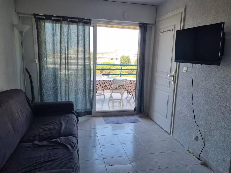 Studio cabine Fréjus plage clim terrasse et garage Cabin in Fréjus