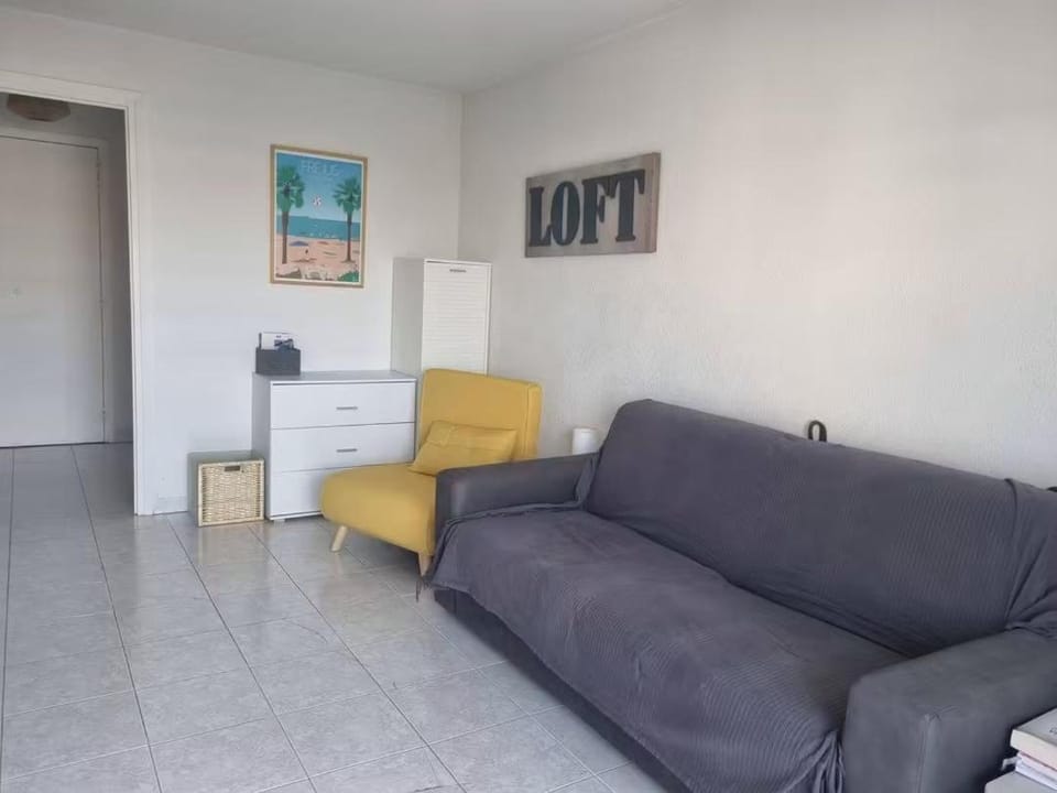 Studio cabine Fréjus plage clim terrasse et garage Cabin in Fréjus