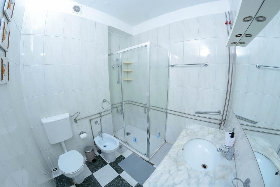 Shower, Toilet, Bathroom, bidet, towels
