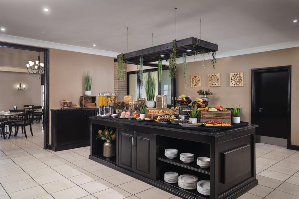 Property building, Restaurant/places to eat, Food and drinks, Dining area, Food, Breakfast, Buffet breakfast, Drinks