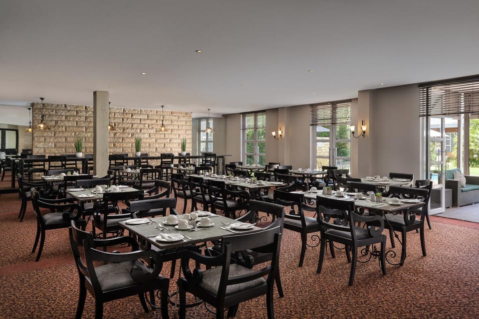Restaurant/places to eat, Food and drinks, Food, Area and facilities, Area and facilities, Breakfast, Buffet breakfast, Lunch, Dinner, Drinks, Alcoholic drinks, Non alcoholic drinks, internet, internet