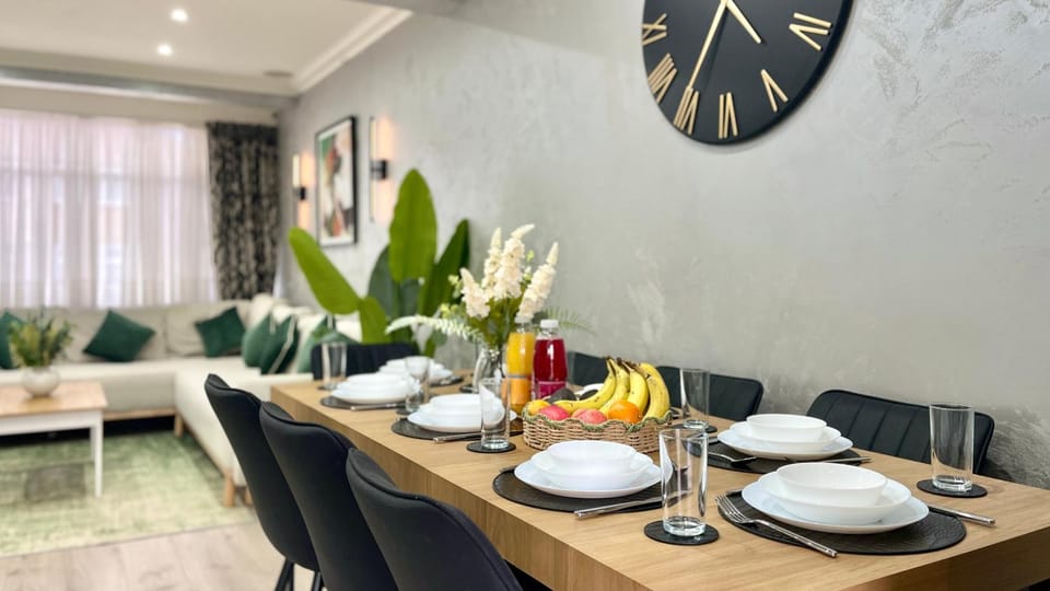 Living room, Food and drinks, Seating area, Dining area