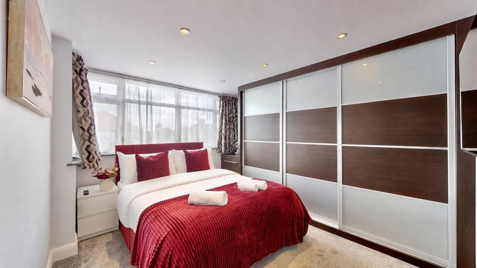 Bed, TV and multimedia, Photo of the whole room, Bedroom, towels, wardrobe