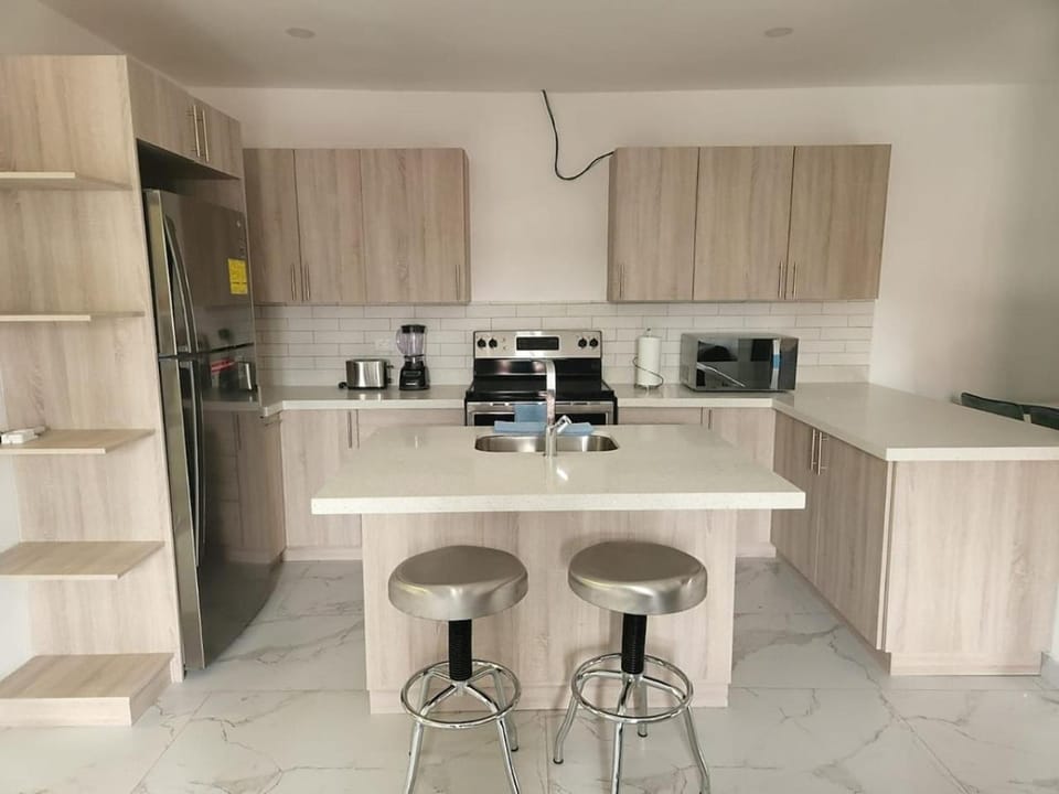 Coffee/tea facilities, Kitchen or kitchenette, oven, stove