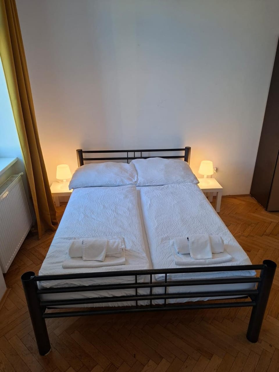 Bed, Bedroom, towels