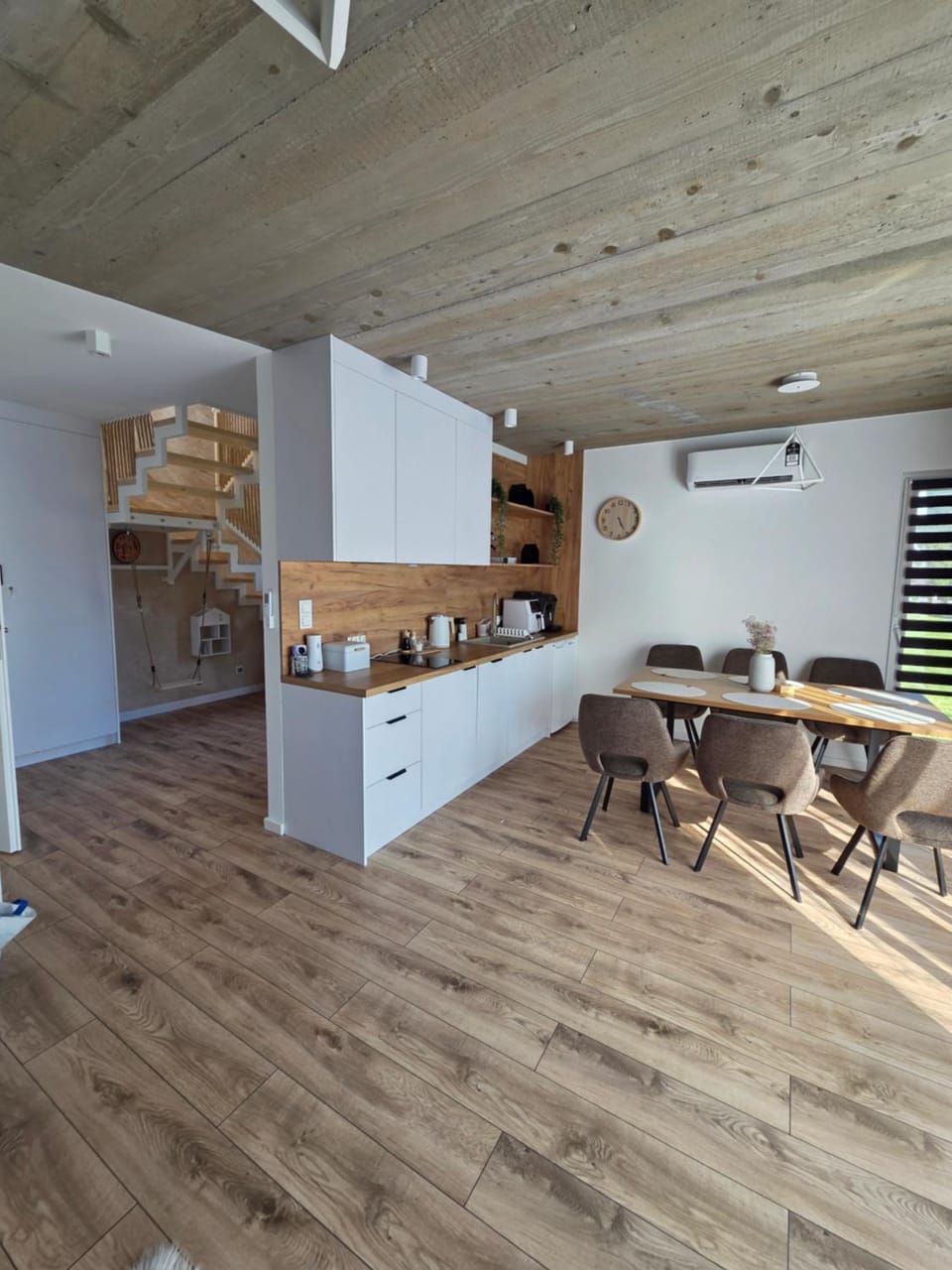 Kitchen or kitchenette, Dining area, oven