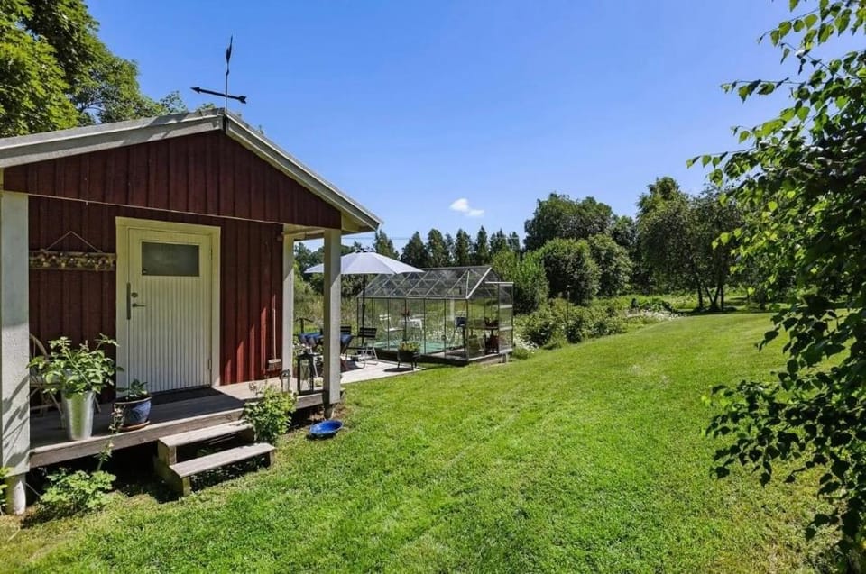 Cabin by Hjälmaren in Segersjö Cabin in Sweden