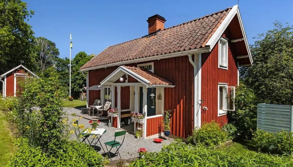 Cabin by Hjälmaren in Segersjö Cabin in Sweden