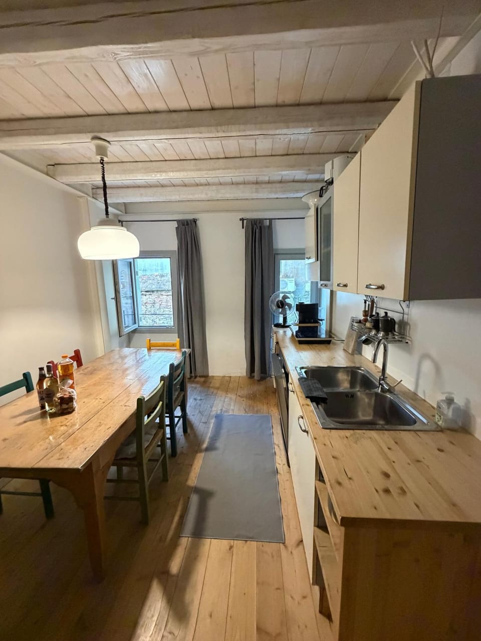 Kitchen or kitchenette, Dining area, stove