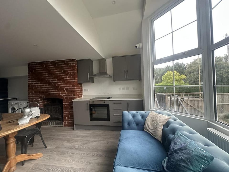 En-suite Room - Private Parking - Canterbury - S8 Apartment in Canterbury