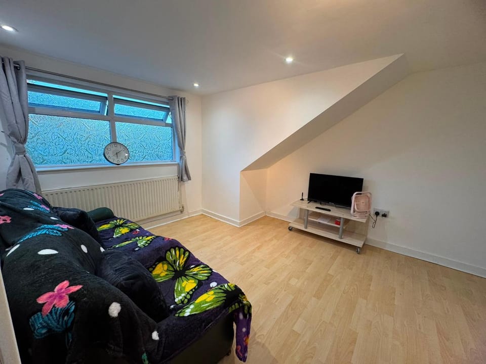 Communal lounge/ TV room, Bed, TV and multimedia, Photo of the whole room, Seating area, Evening entertainment