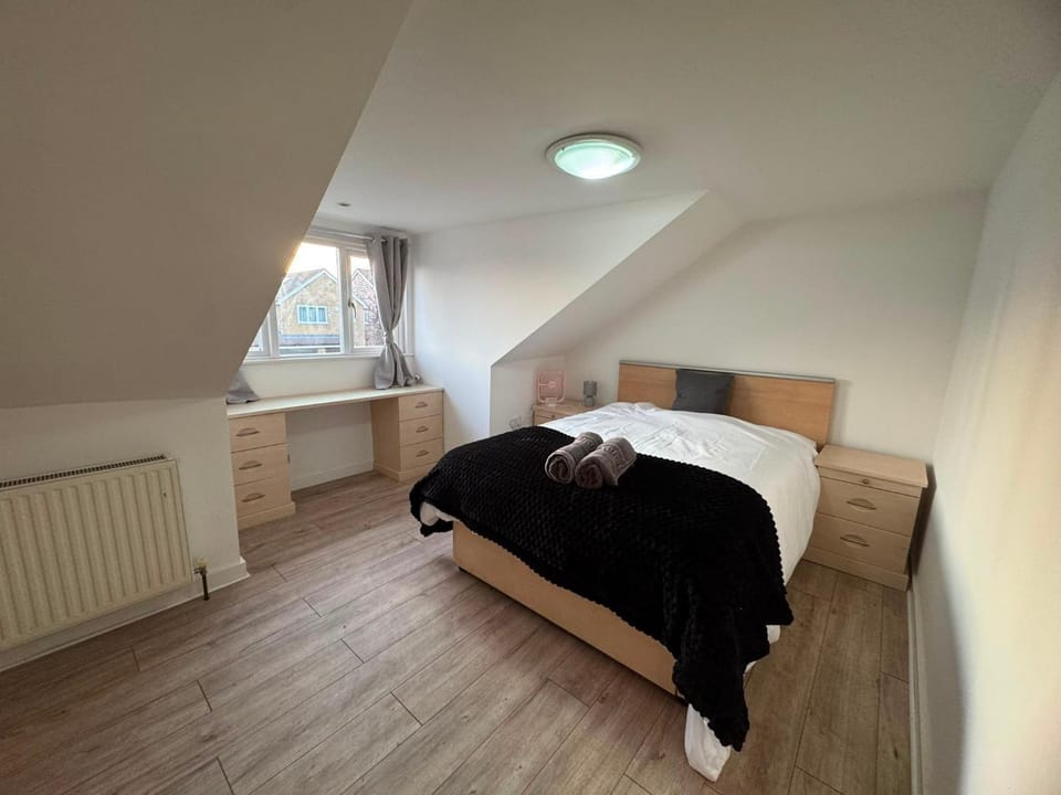 Bed, Photo of the whole room, Bedroom