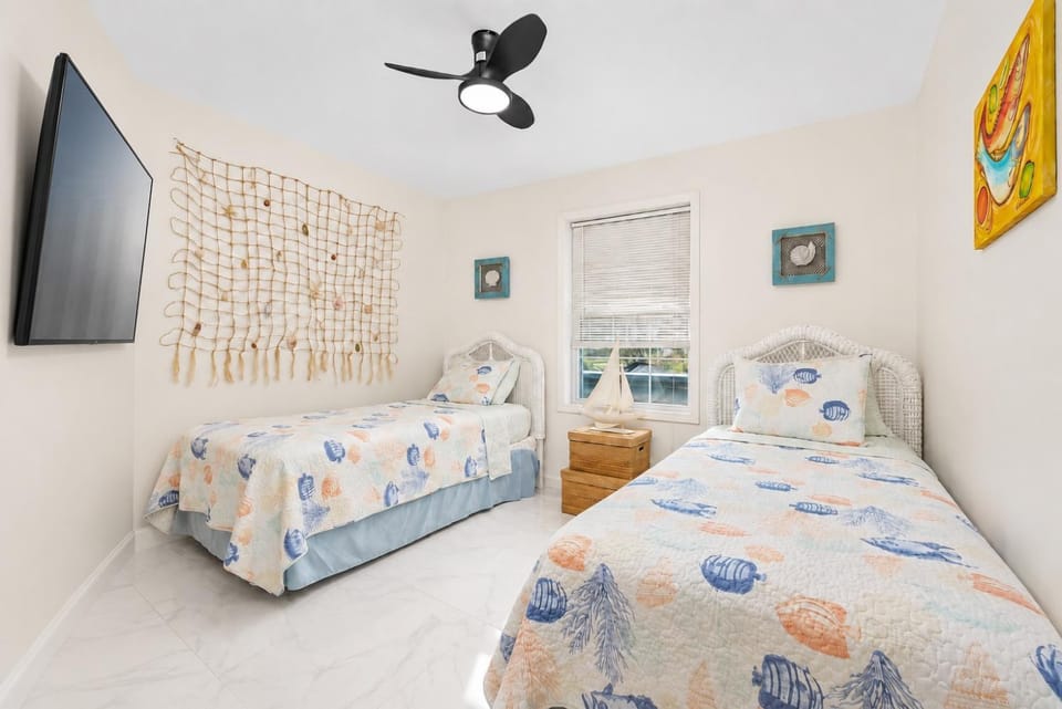 Casa Del Mar with Heated pool & outdoor TV House in Cape Coral