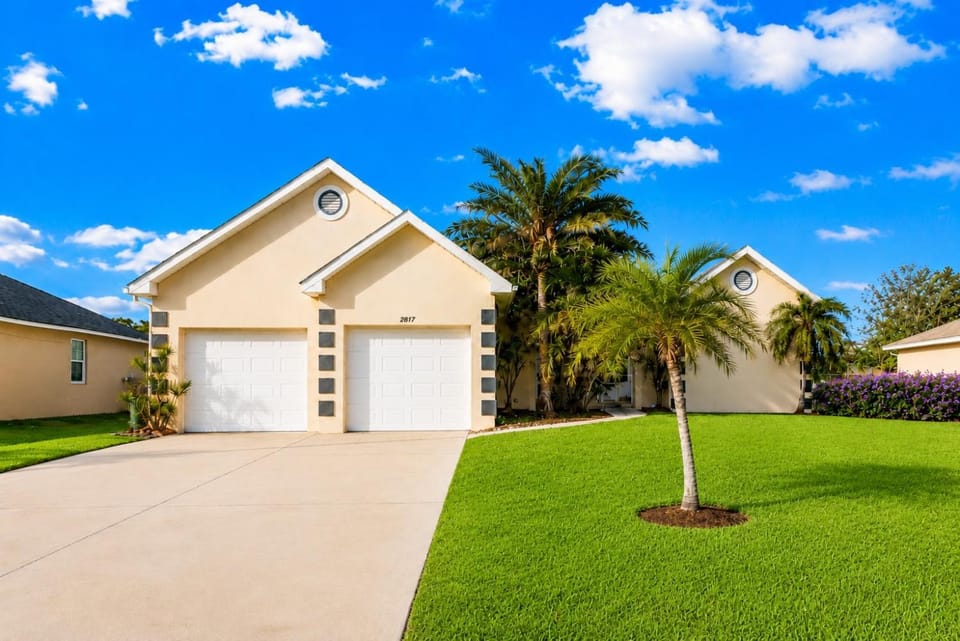 Casa Del Mar with Heated pool & outdoor TV House in Cape Coral