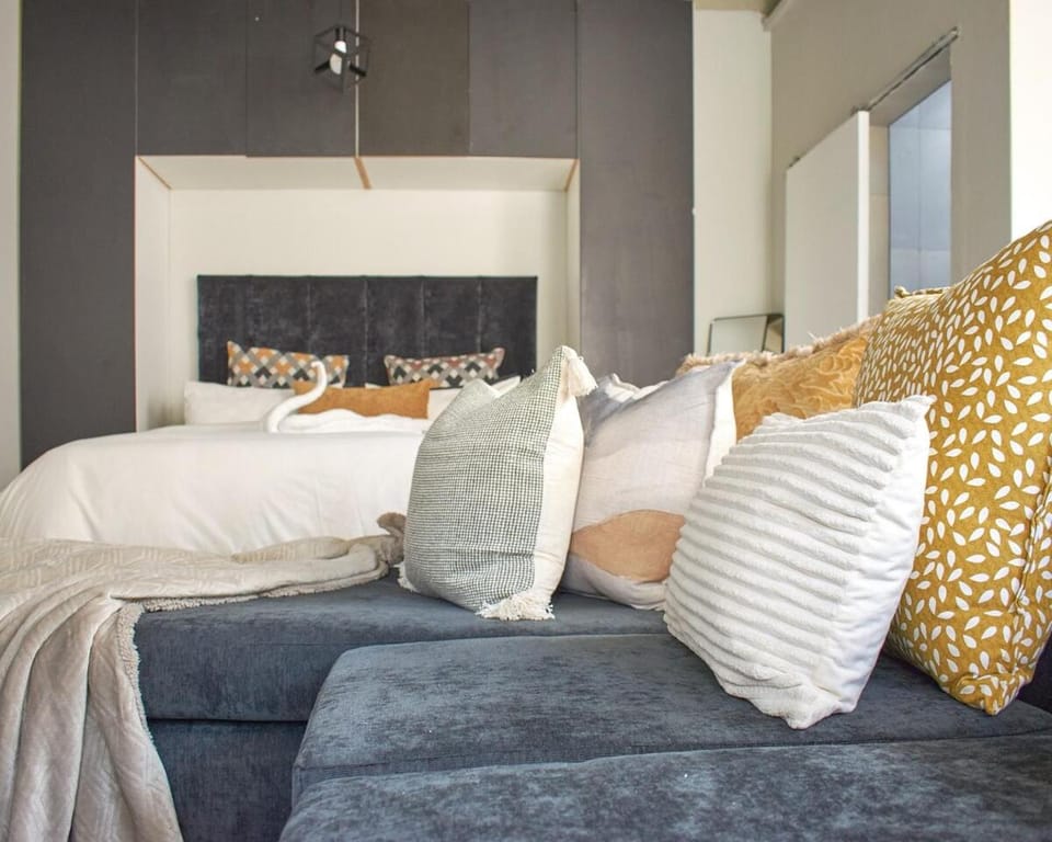 Sunlit Forest Loft ,Pool & Outside Fire-pit Apartment in Sandton