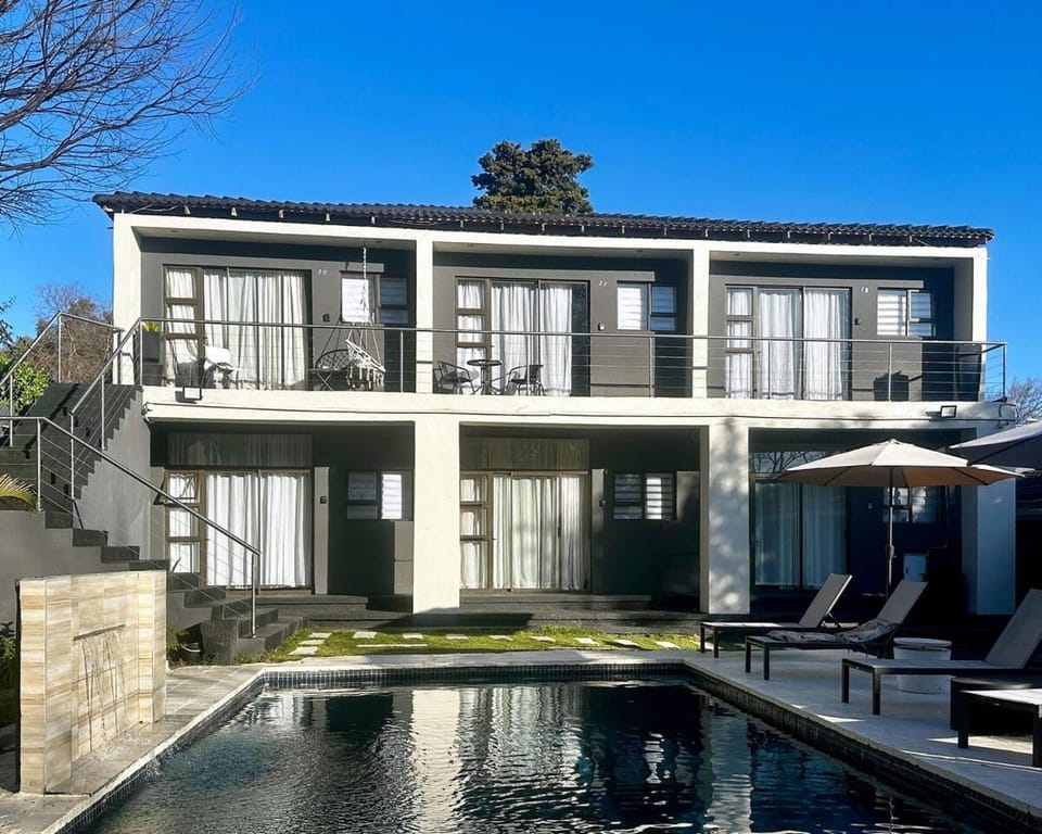 Sunlit Forest Loft ,Pool & Outside Fire-pit Apartment in Sandton