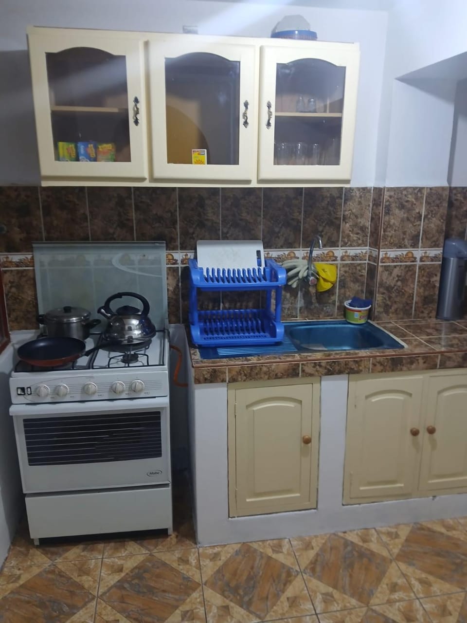 Kitchen or kitchenette, dishwasher, stove