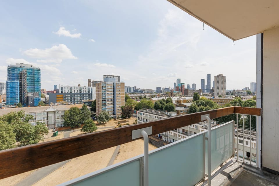 2BR Flat with Balcony and Views in Popular Apartment in London