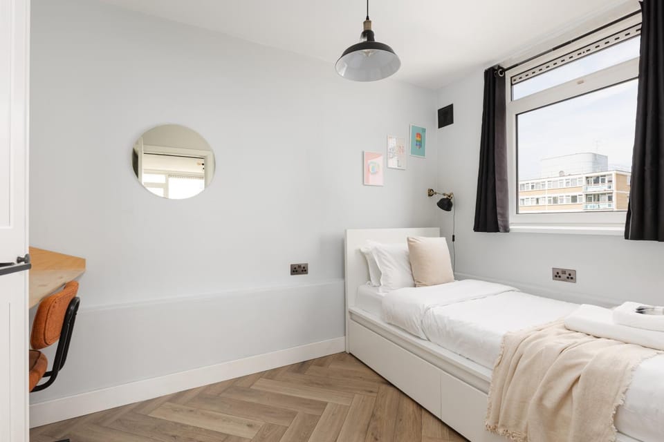 2BR Flat with Balcony and Views in Popular Apartment in London