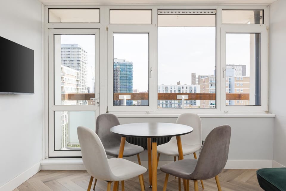 2BR Flat with Balcony and Views in Popular Apartment in London